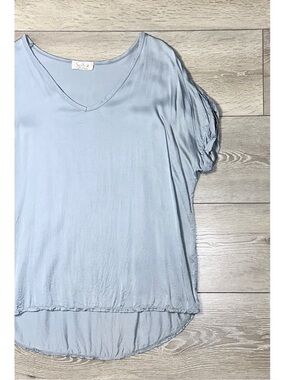 Sofia Made In Italy Satin V-Neck Hi-Low Short Sleeve Top *No Size Tag*